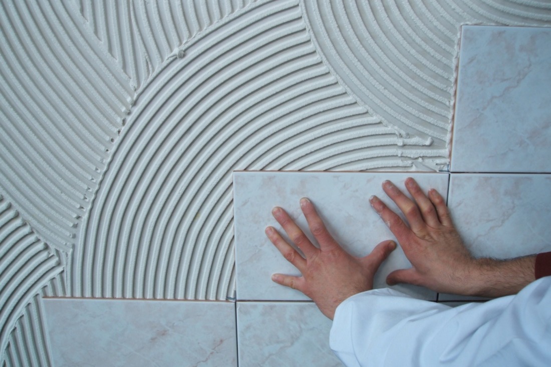 Укладка керамической плитки на окрашенные стены: за и против